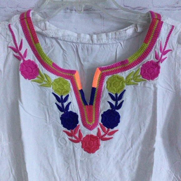 Solitaire Embroidered Floral Short Sleeve White Top - Picture 2 of 7